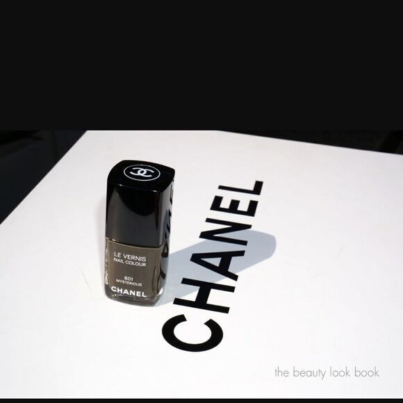 New Chanel Le Vernis Nail Colour in 601 Mysterious - Picture 5 of 14